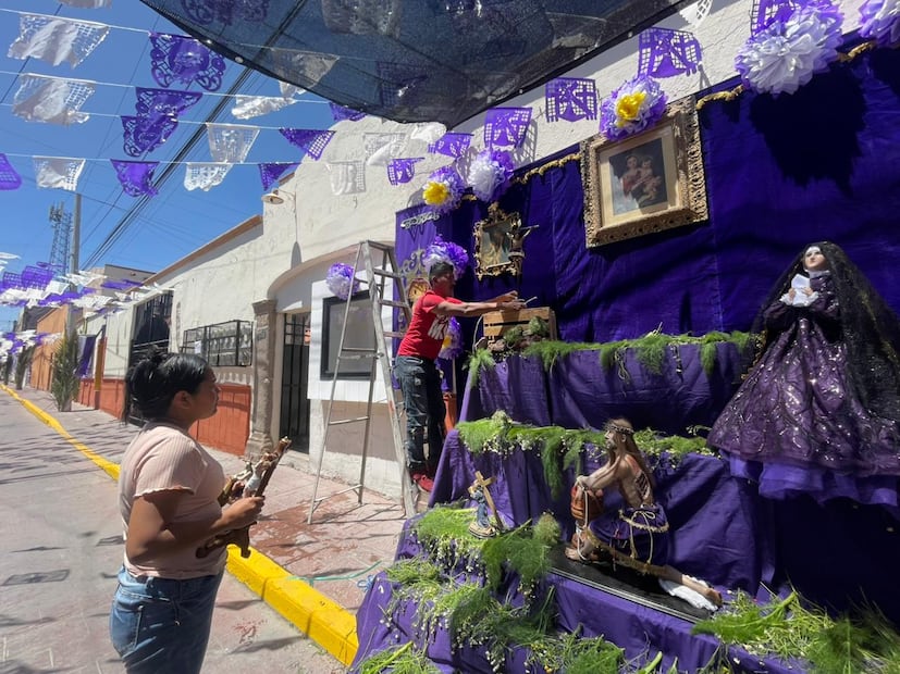 Familia del callejón del Buche empiezan a colocar el altar de Dolores