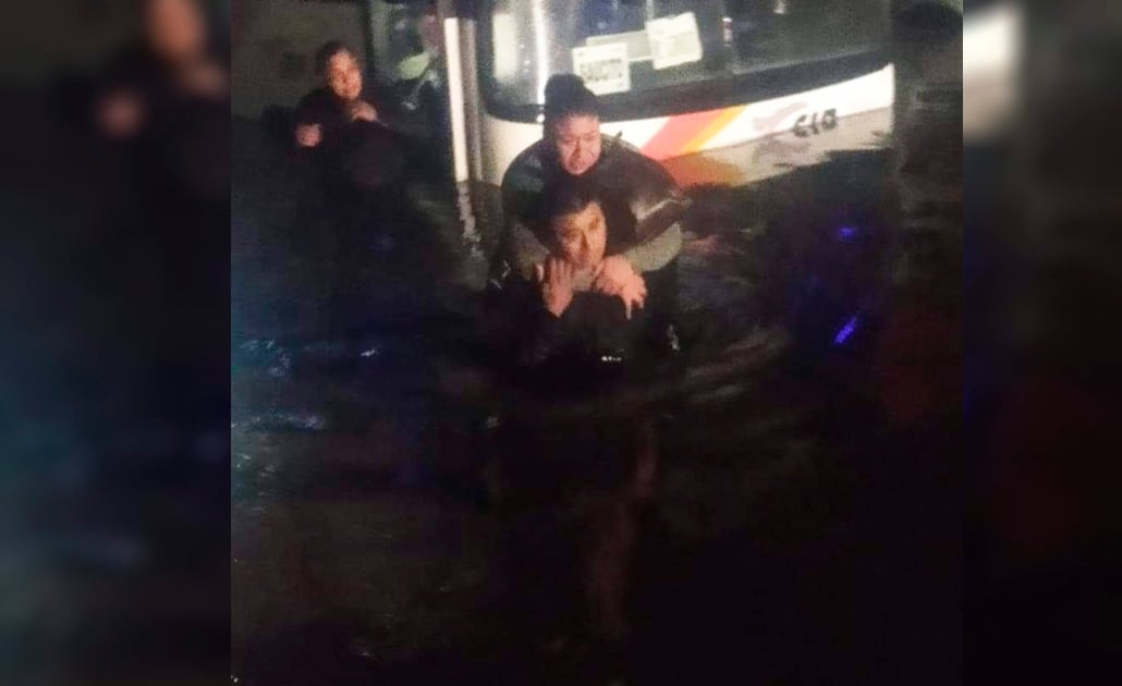 Rescatan a pasajeros en Puente Naranja