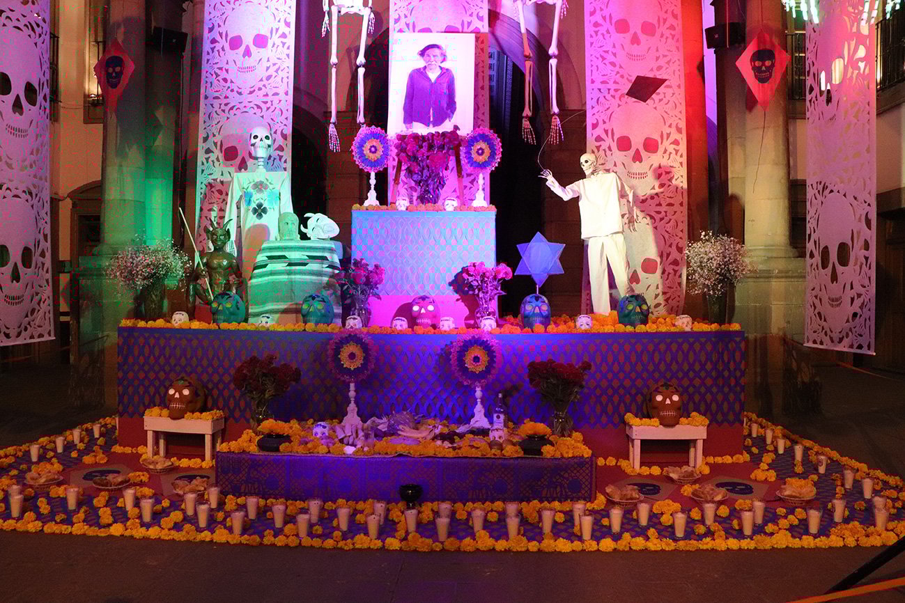 Ayuntamiento dedica altar de muertos a Francisco Toledo