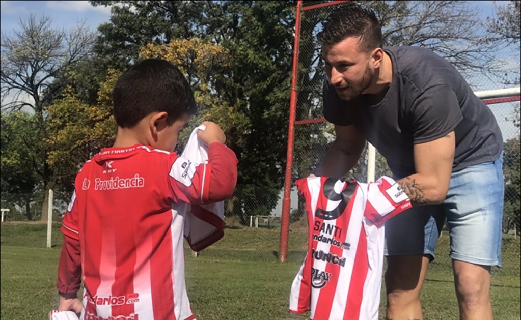 Despiden a maestra por burlarse de niño que le va a River Plate
