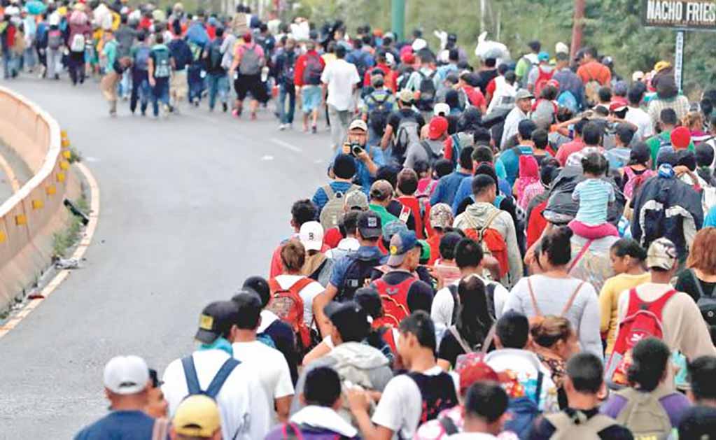 Aspecto de la caravana de migrantes hondureños que ayer se trasladó de la ciudad de Chiquimula hacia Zacapa, en Guatemala. Prevén cruzar México y llegar a Estados Unidos e, incluso, Canadá. Foto: ESTEBAN BIBA. EFE