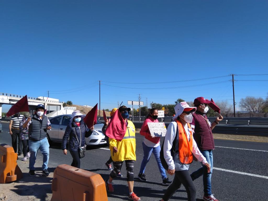 Militantes de Morena marchan por carretera 57 de SLP; denuncian imposición de Mónica Rangel