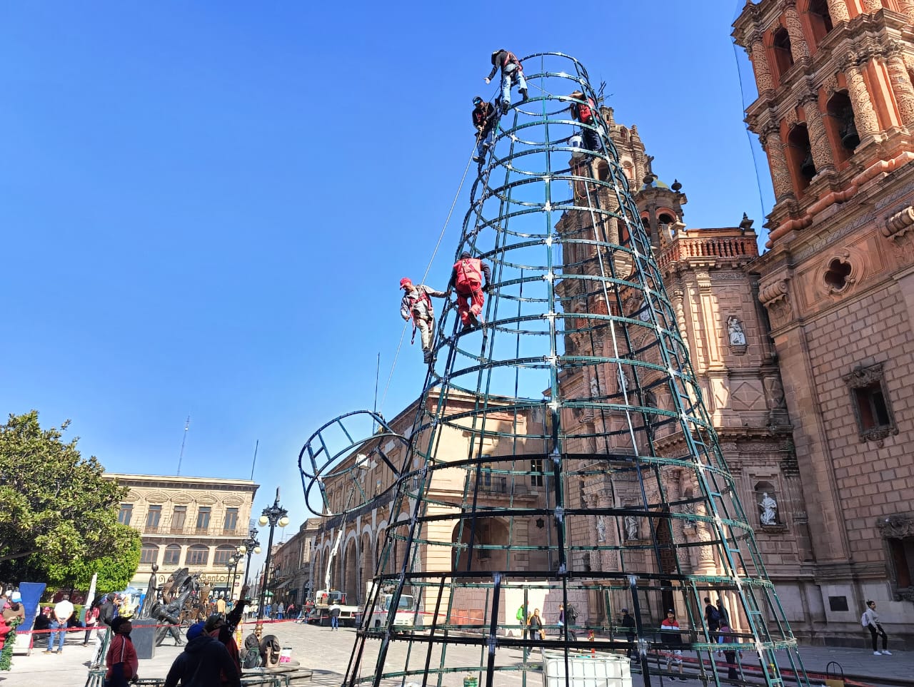 El Centro Histórico de la capital potosina se transforma con adornos y luces para las fiestas decembrinas . Foto: Jazmín Ramírez