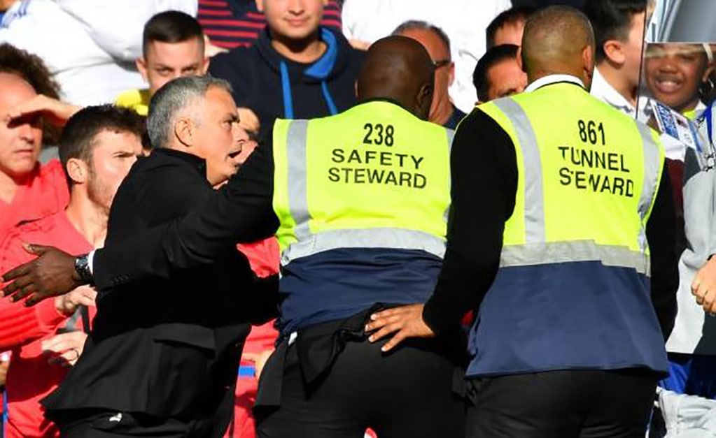 Mourinho casi se va a los golpes en empate del United