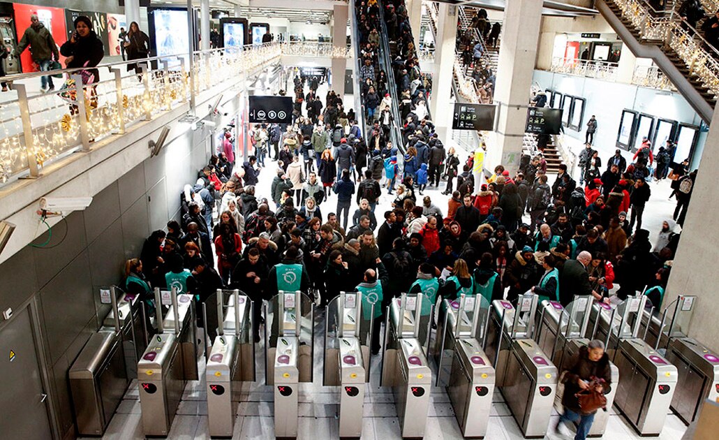 Paralizan trenes y metro de Francia en quinto día de huelga