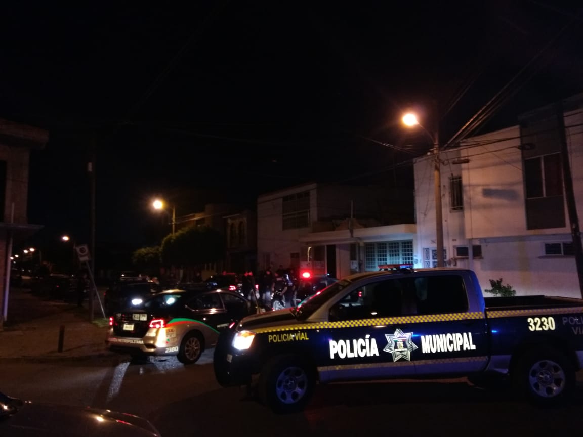 Desprenden cajero automático, son detenidos 