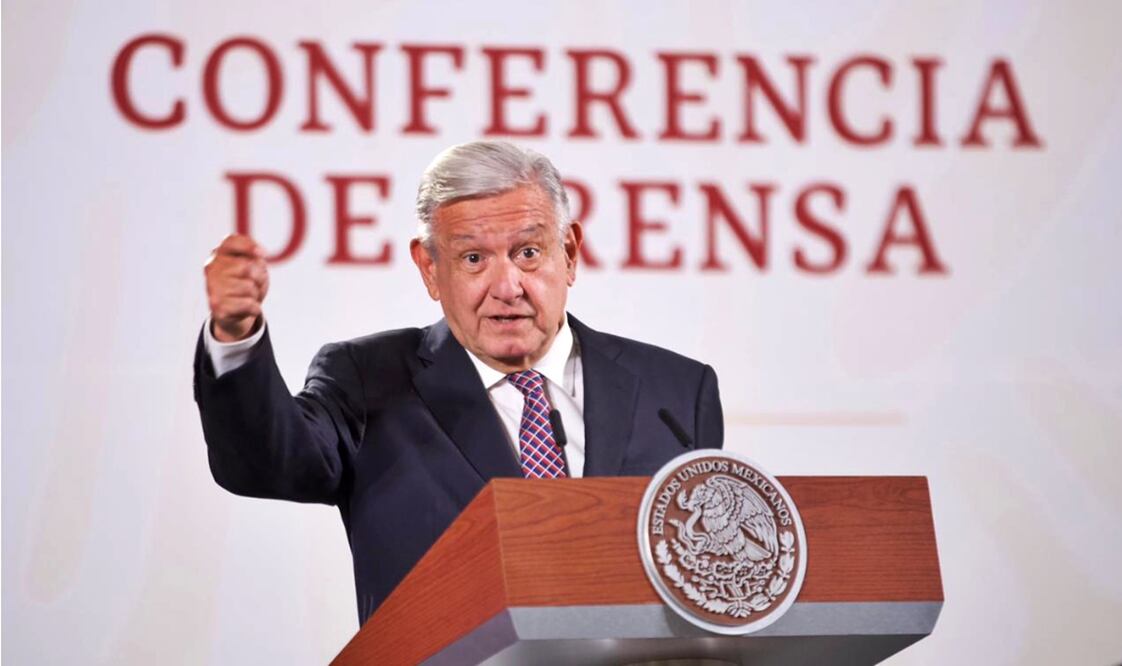 AMLO rechaza que haya más puntos de venta de huachicol que gasolineras. Foto: Germán Espinosa