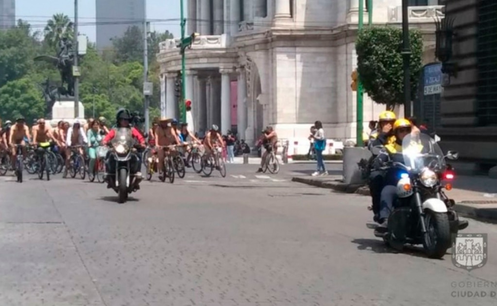 Ciclistas desnudos ruedan del Monumento a la Madre al Zócalo