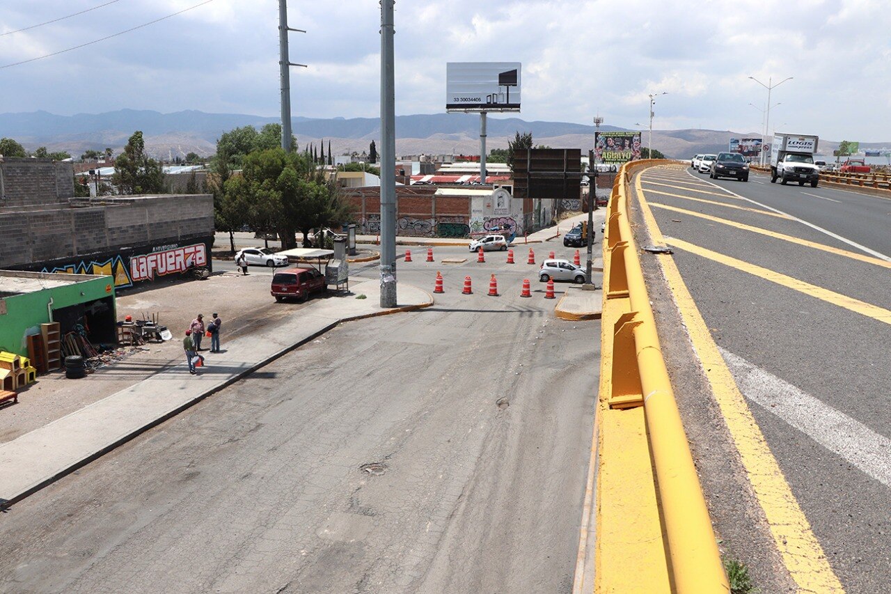Habilitan vías alternas en avenida Salvador Nava por obras en puente Pemex