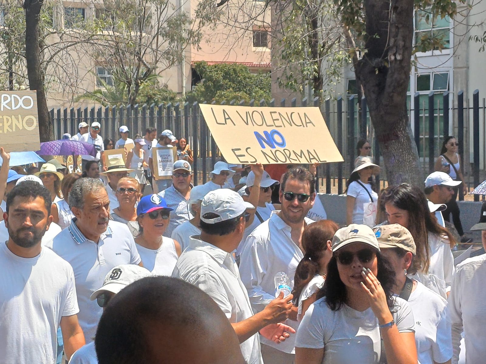 "Menos Artistas y más policía", exigen en marcha por la seguridad en SLP tras asesinato de empresaria