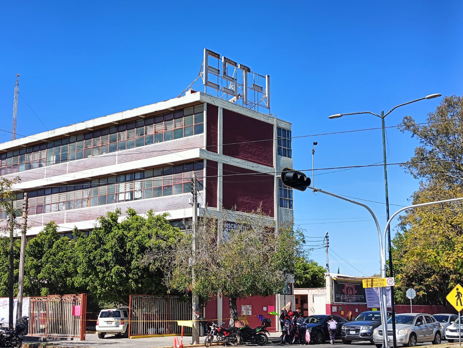 Tras diálogo con padres, SEGE acuerda que cambiará sede en SLP de la Universidad Rosario Castellanos 