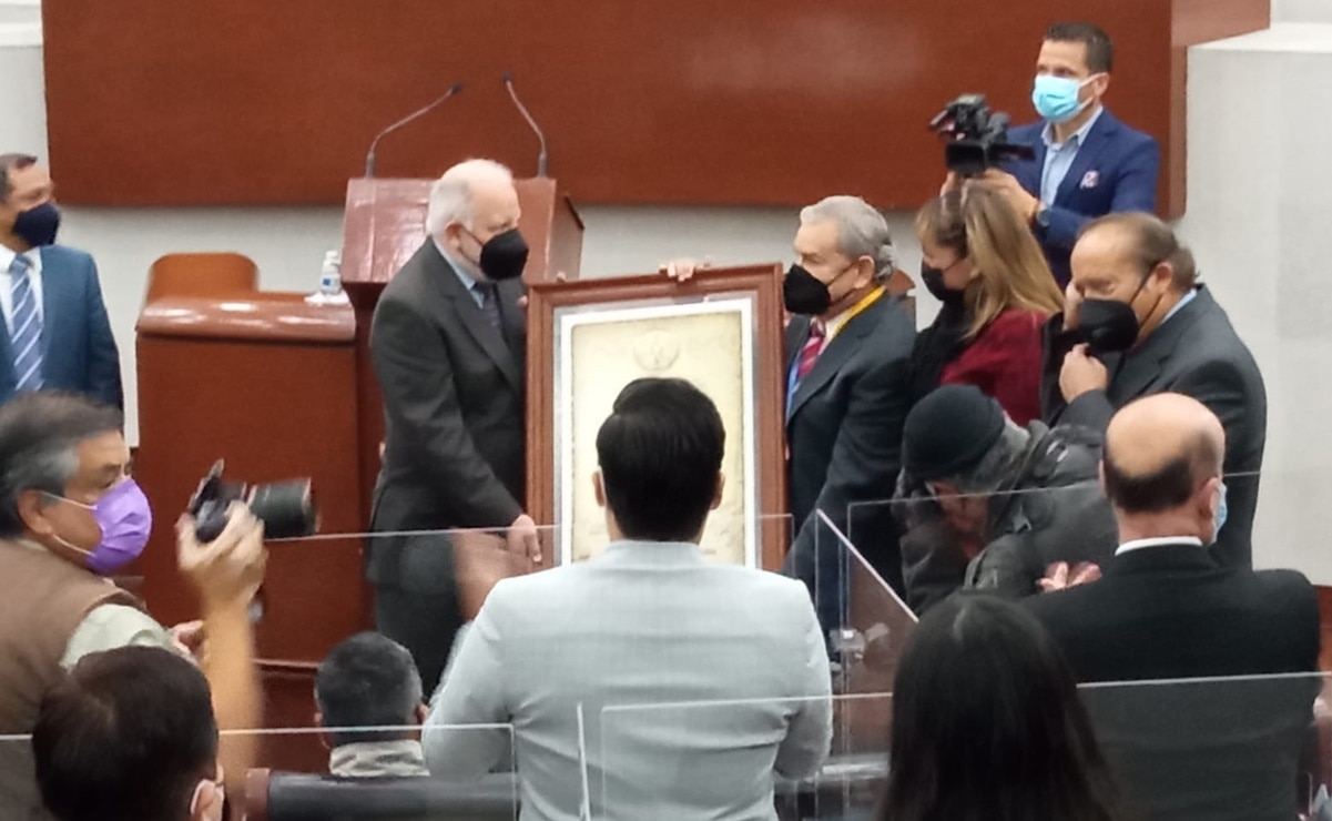 Entregan a Roberto Mar la presea Plan de San Luis por promover cultura huasteca a nivel nacional