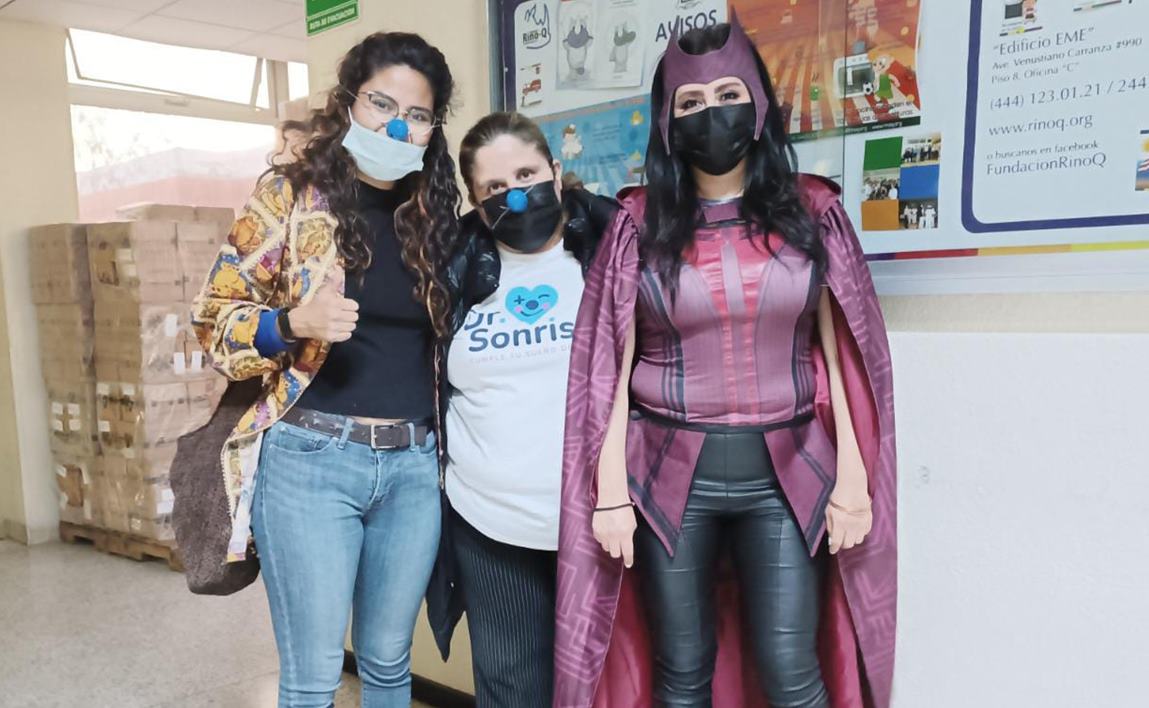 Heroínas reparten regalos de los Reyes Magos a niños internados en el Hospital Central. Fotos: Xochiquetzal Rangel