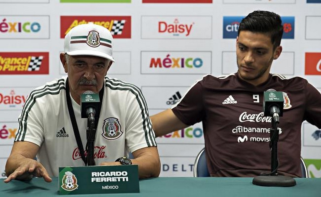 Seleccionados intentan convencer al Tuca para que se quede