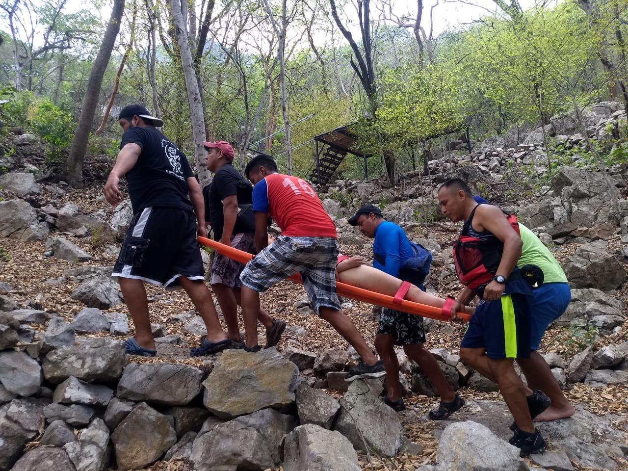 Rescatan a turista en cascada