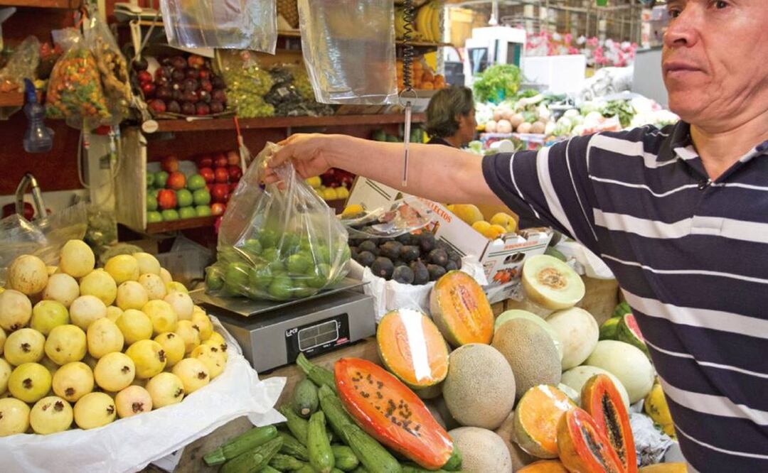 De acuerdo con el Coneval, una persona se encuentra en pobreza cuando no tiene un ingreso suficiente para satisfacer sus necesidades y presenta al menos una de las seis carencias sociales. Foto: Archivo / EL UNIVERSAL