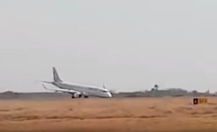 (VIDEO) Avión aterriza de emergencia sin ruedas delanteras