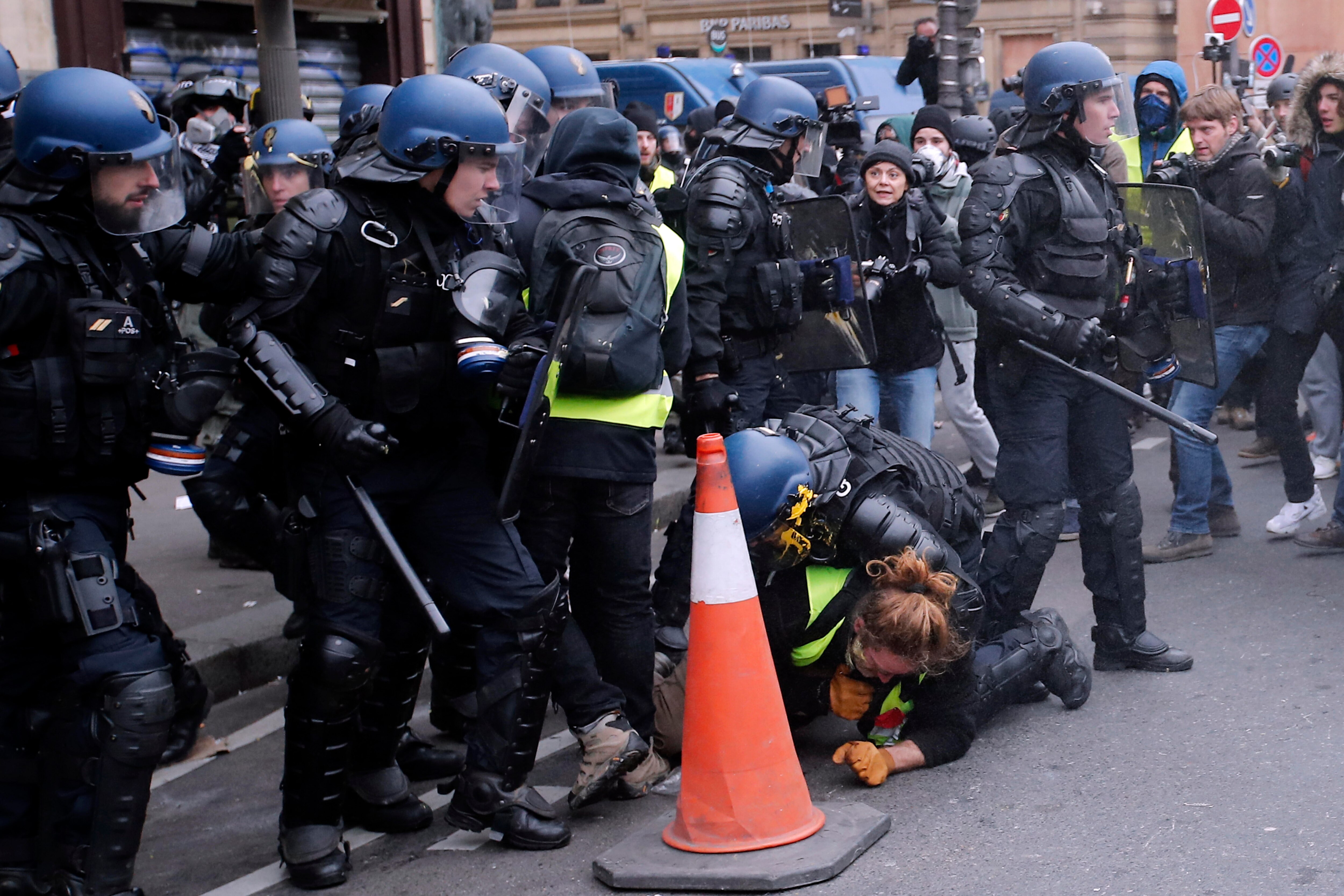 Policía francesa reporta 95 detenciones en quinta protesta de "chalecos amarillos"