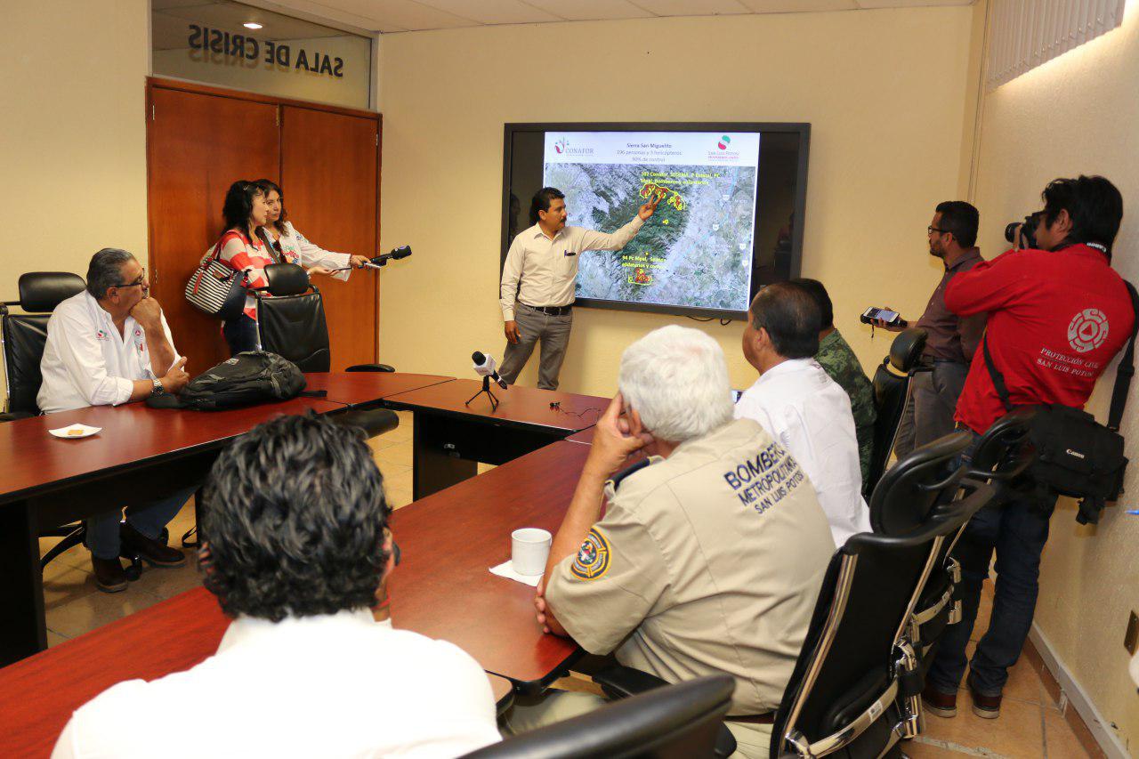Se incorporan 2 helicópteros para combatir incendio en Sierra de San Miguelito