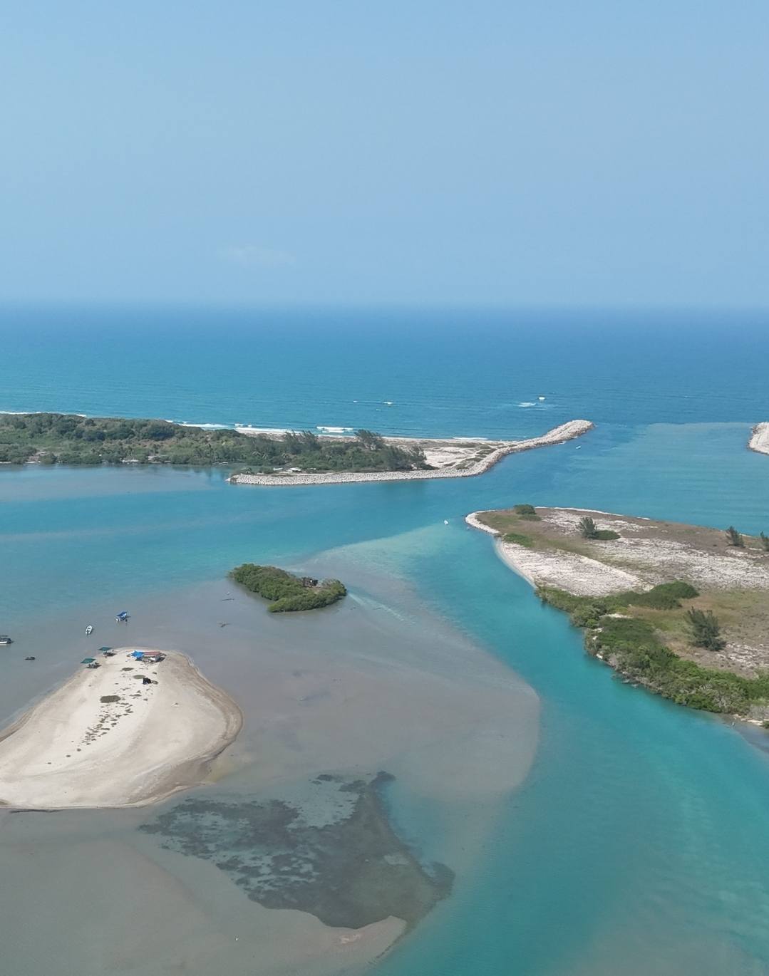 Esta playa que se ubica en Las Chacas, Veracruz oculta varias islas pequeñas. Foto: 2 Regios por el Mundo, FB