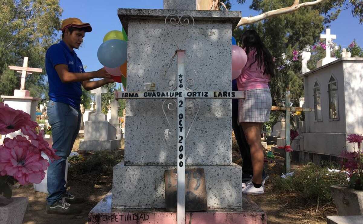 Irma murió al nacer, desde hace 22 años su familia le lleva globos al panteón El Saucito en SLP. Fotos: Xochiquetzal Rangel