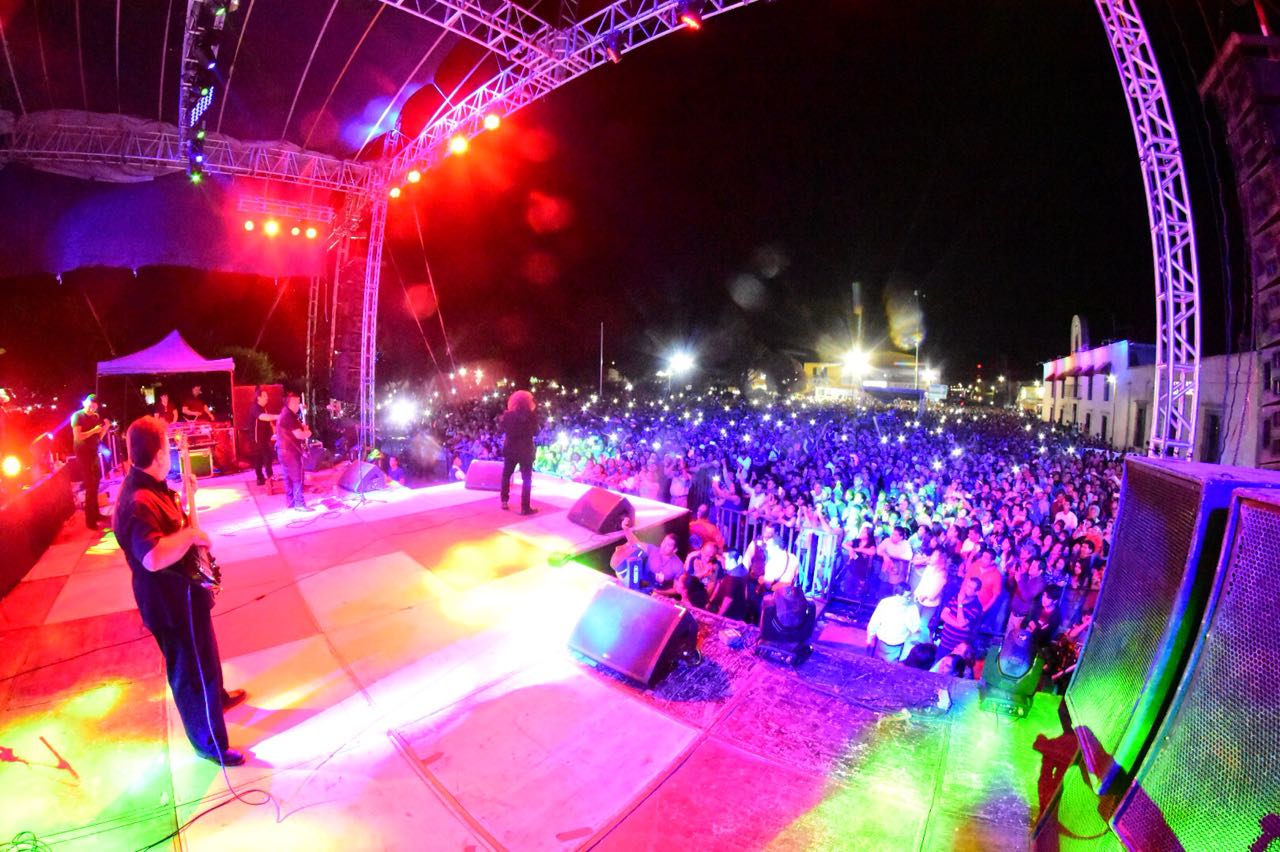 Los Acosta enamoraron la feria de la enchilada