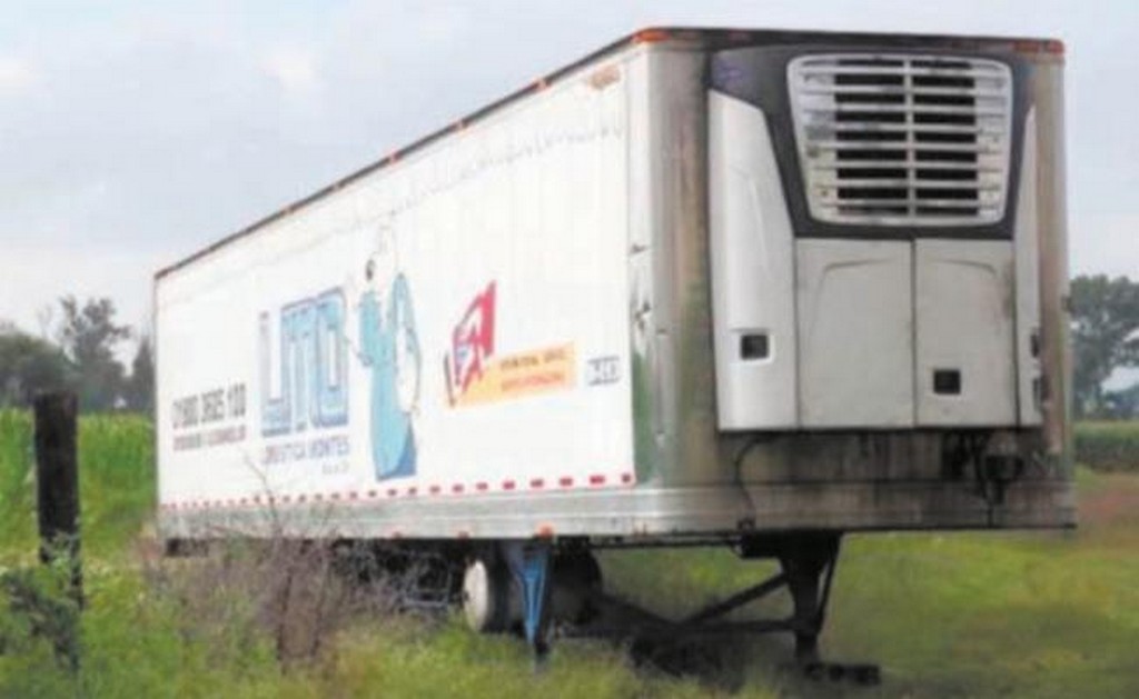 Deambula tráiler de gobierno con 157 cuerpos