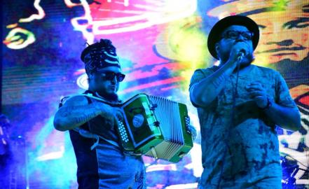 El Gran Silencio contagia con su música en la FENAE