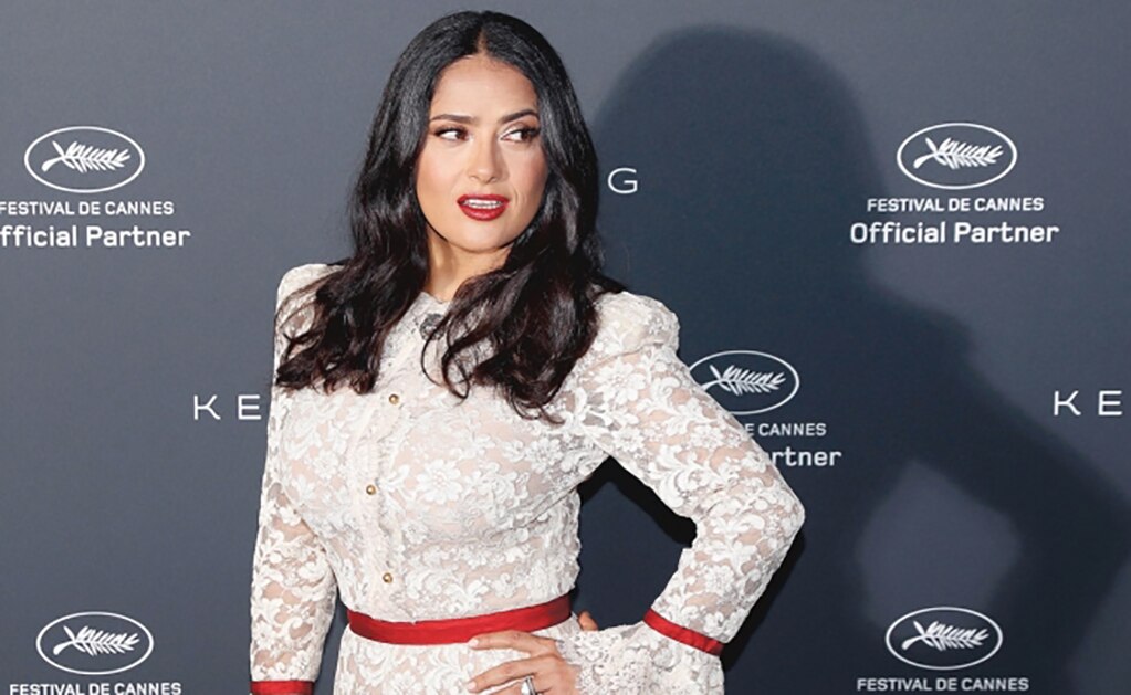 Salma Hayek le manda un hechizo a Trump