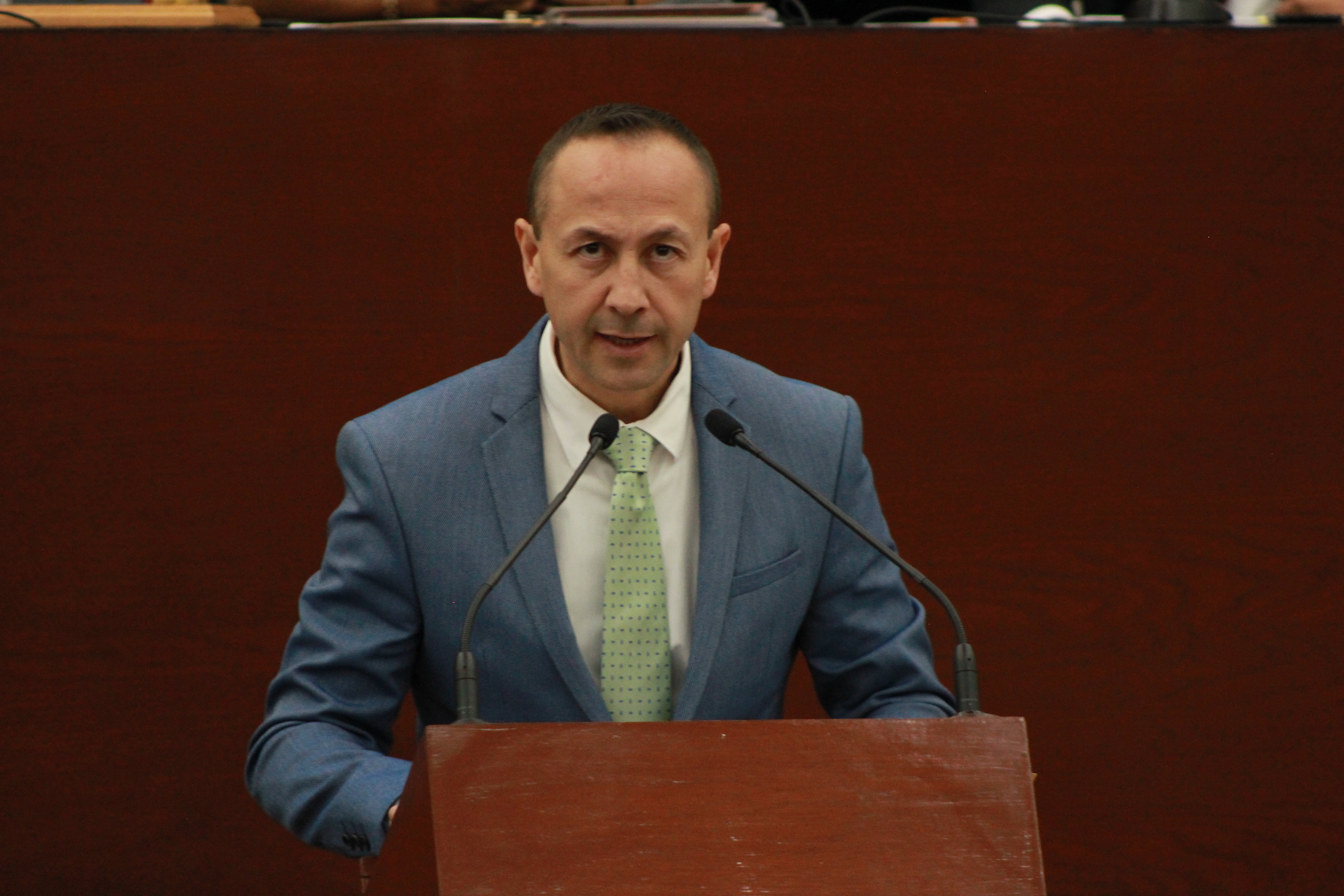 Revienta diputado en tribuna: "Hubiera querido que fuera hombre para partirle la madre"