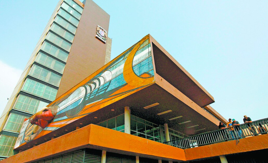 Queman y bajan bandera en rectoría de la UNAM