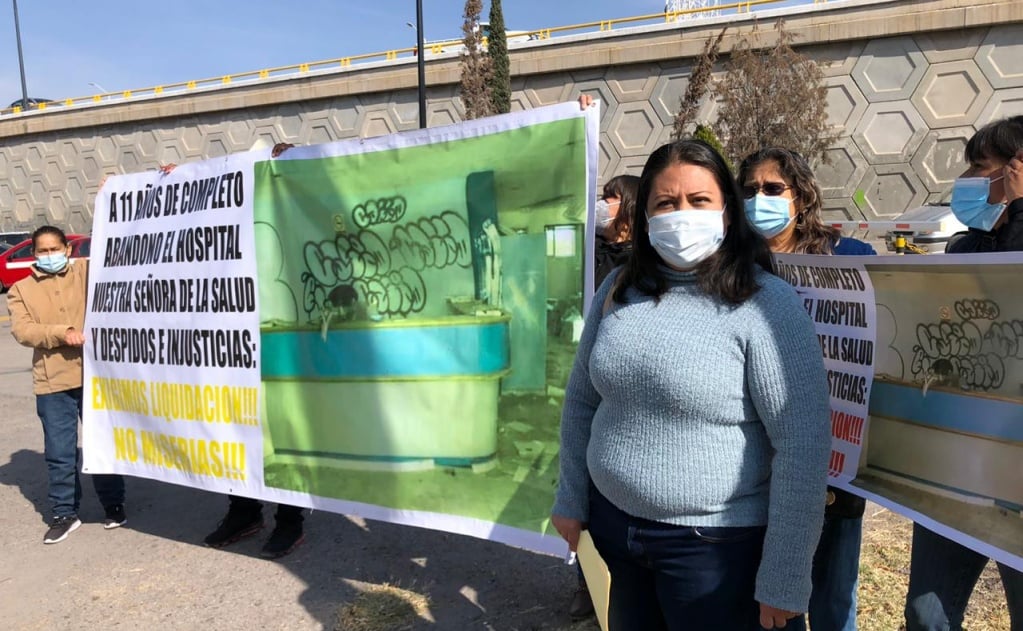 Exempleados protestan frente a hospital en carretera 57; exigen pago de liquidación