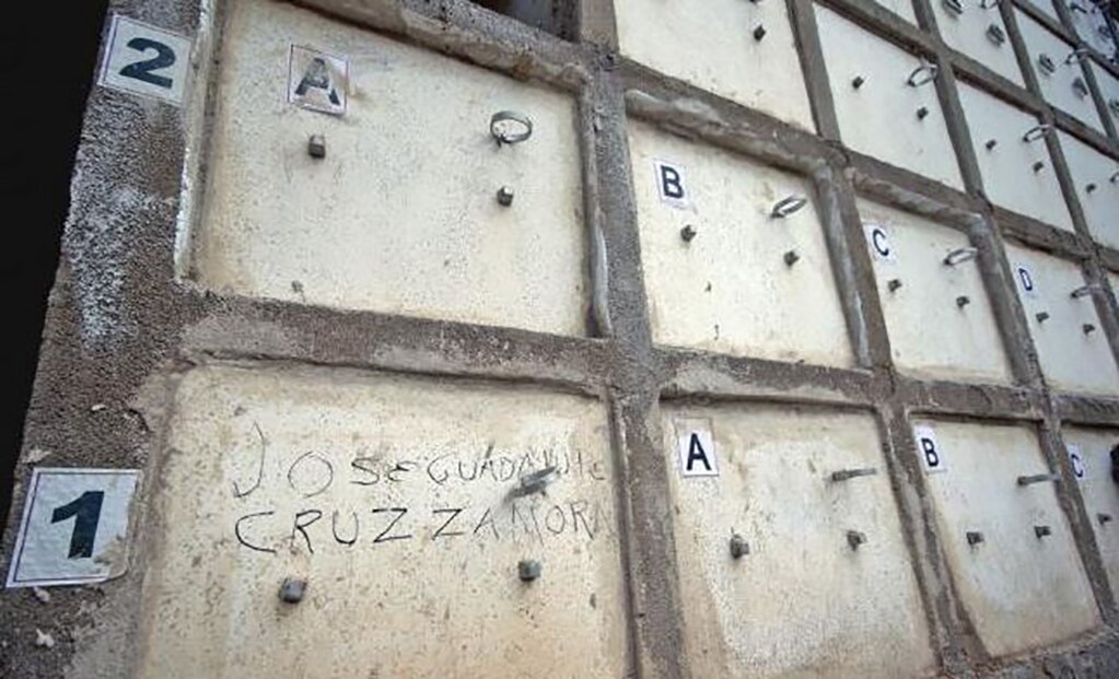 En una lápida del panteón Guadalajara apenas se puede apreciar el nombre de José Guadalupe Cruz Zamora, identificado por alguien que no es de su familia. Foto: CARLOS ZEPEDA. EL UNIVERSAL