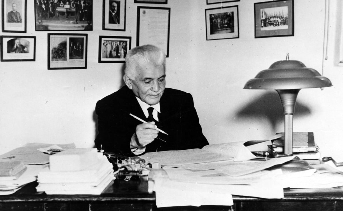 Octubre 1962. El maestro Julián Carrillo en el estudio de su casa. Foto de El Universal.