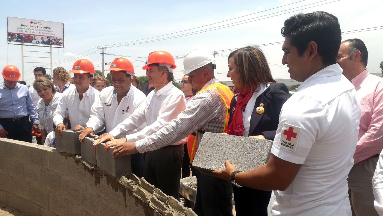 Colocan primera piedra del nuevo complejo de Cruz Roja