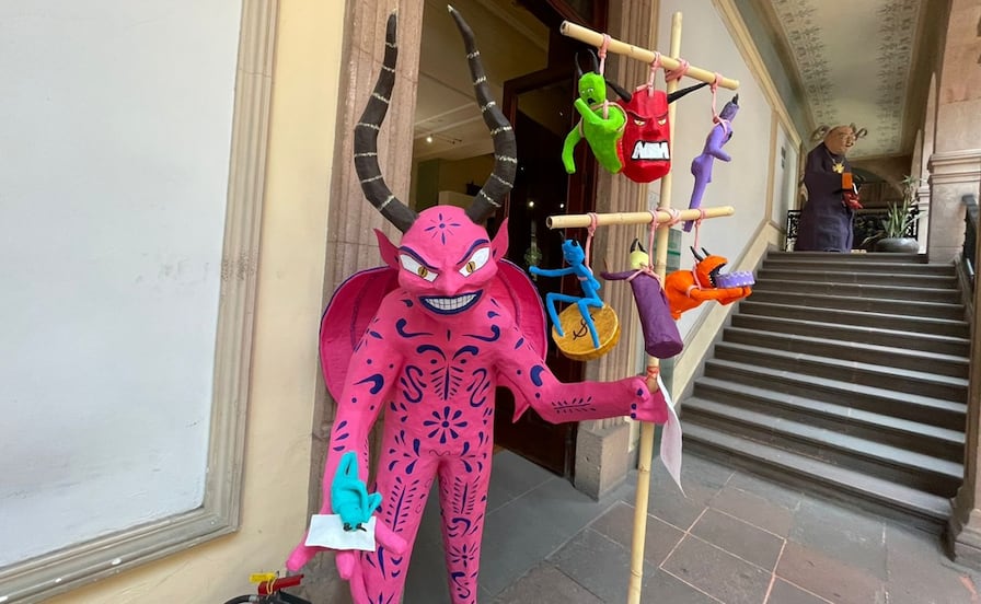 La tradición del Judas que sigue viva entre manos de artistas potosinos que dan vida a la cartonería