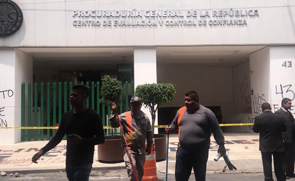 Rompen cristales y hacen pintas en sede de PGR