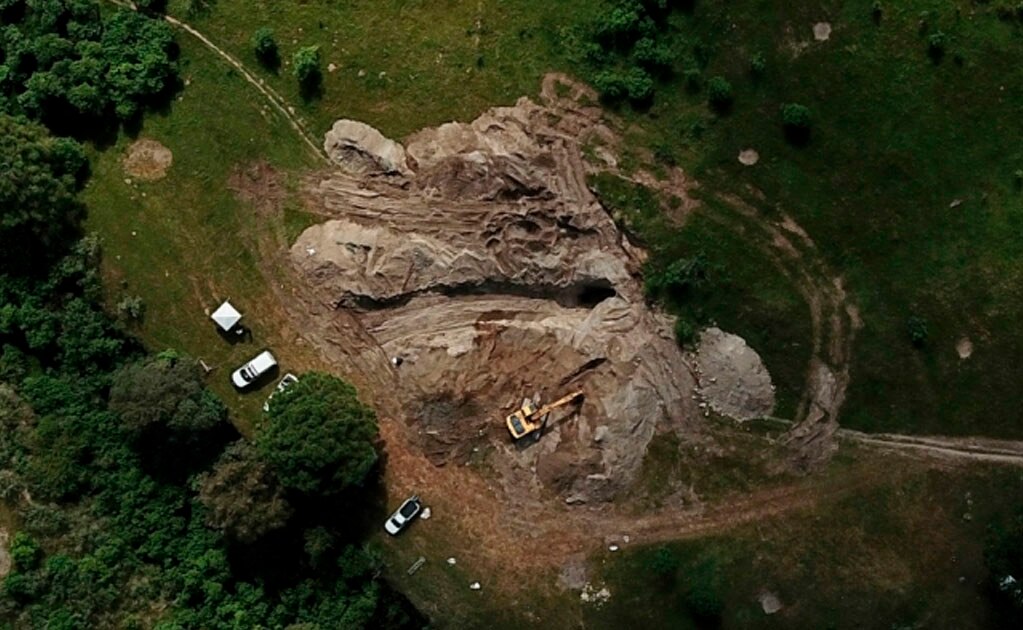El pozo donde aparecieron 119 bolsas con restos humanos que revela el horror de la guerra contra el narco en Jalisco