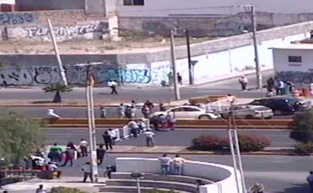 Manifestantes bloquean avenida Salvador Nava