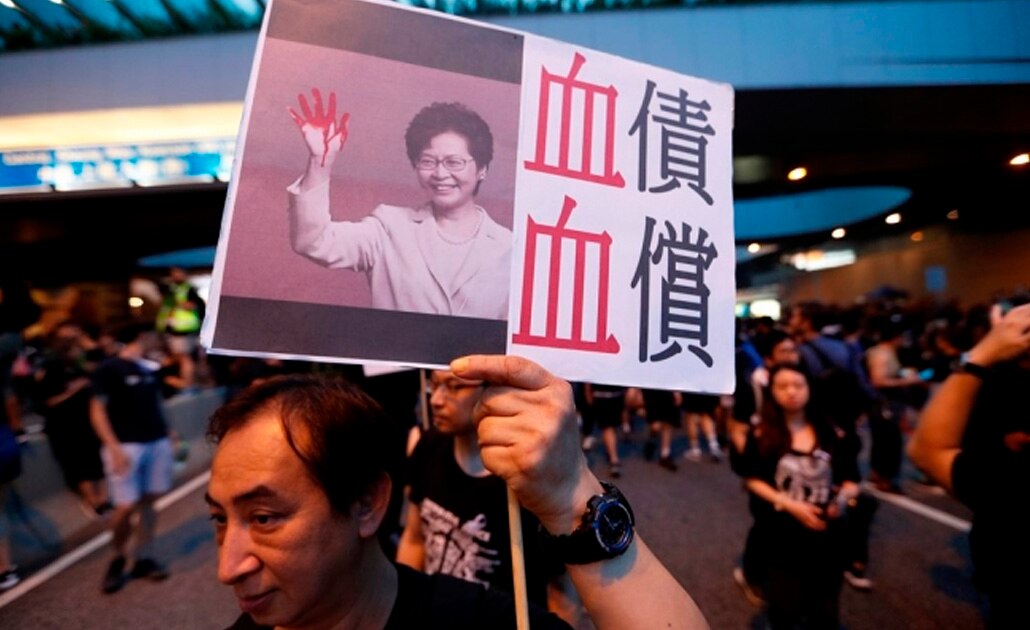 Miles de manifestantes exigen en Hong Kong la dimisión de su líder