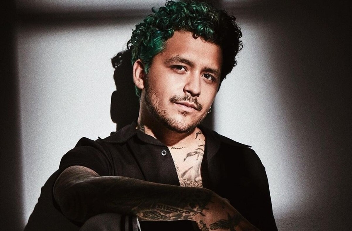 Se filtran imágenes de Nodal bebiendo alcohol directamente de sus premios Grammys. Foto: Vía Instagram