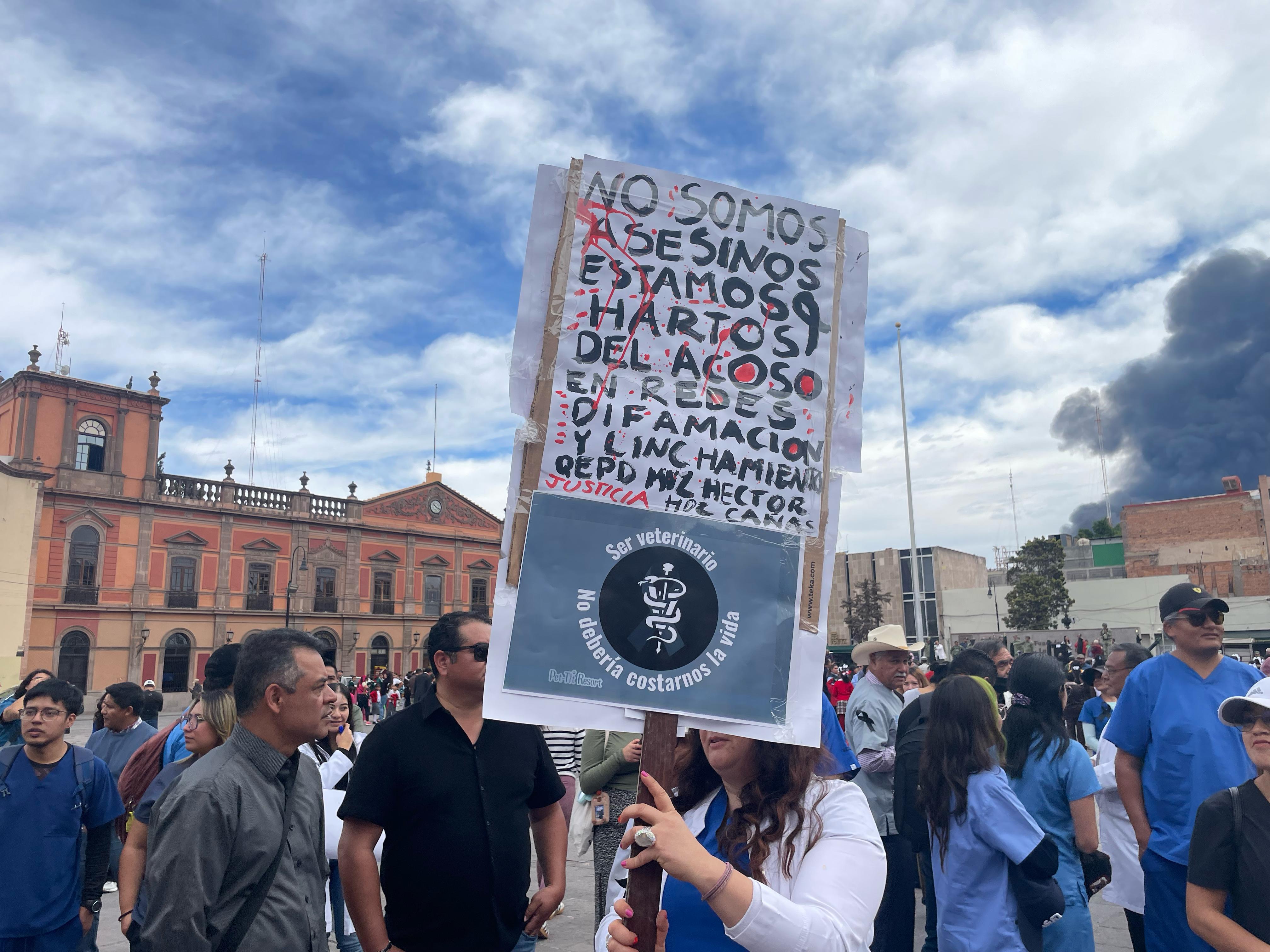 Marchan veterinarios en San Luis Potosí, exigen justicia por asesinato de Héctor Hernández