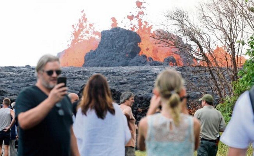 Residentes y guardias del área de Leilani, en Hawái, observan la explosión del volcán Kilauea , el sábado pasado (GEORGE F. LEE. AP)