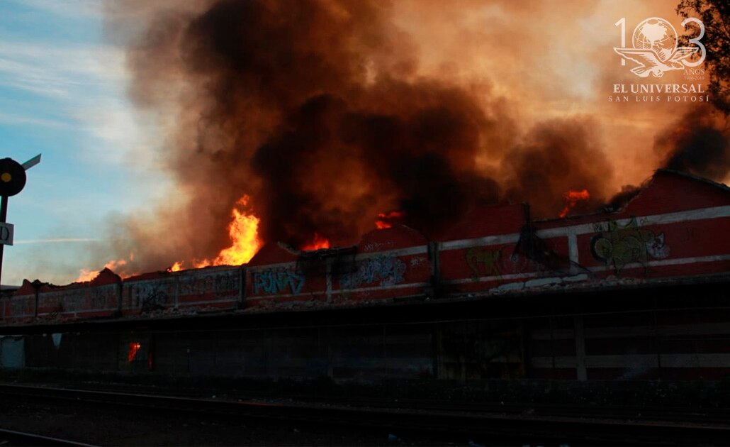 (GALERÍA) Incendio en bodega de estopa