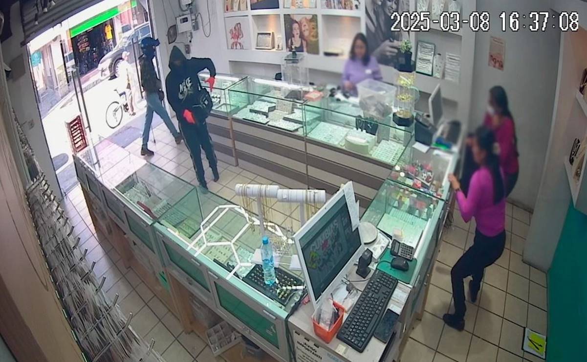 VIDEO: A mano armada y en pleno día, sujetos amagan a empleadas y roban joyería en el Centro Histórico de SLP