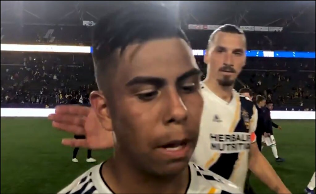 Zlatan felicita con un zape a jugador mexicano