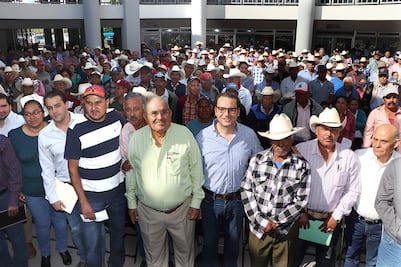 Gobierno capitalino entrega 356 seguros agrícolas catastróficos