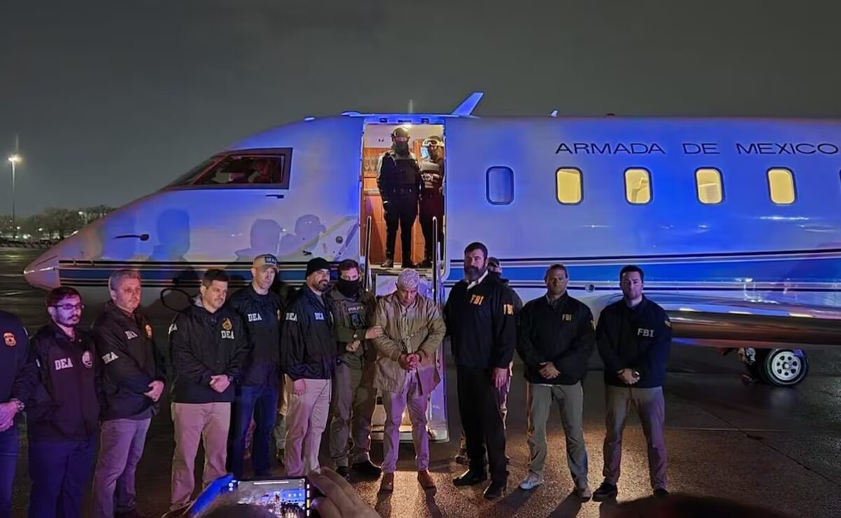 Esposado y fuertemente custodiado, así llega Caro Quintero a EU; lo hacen posar