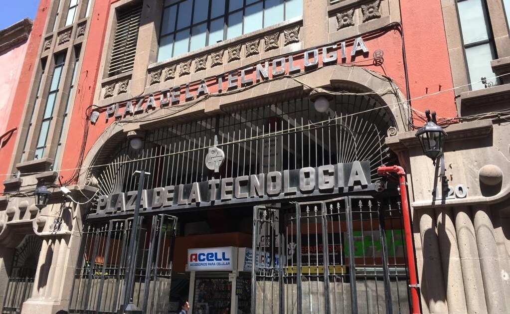Locatarios protestan afuera de la Plaza de la Tecnología en Centro Histórico de SLP
