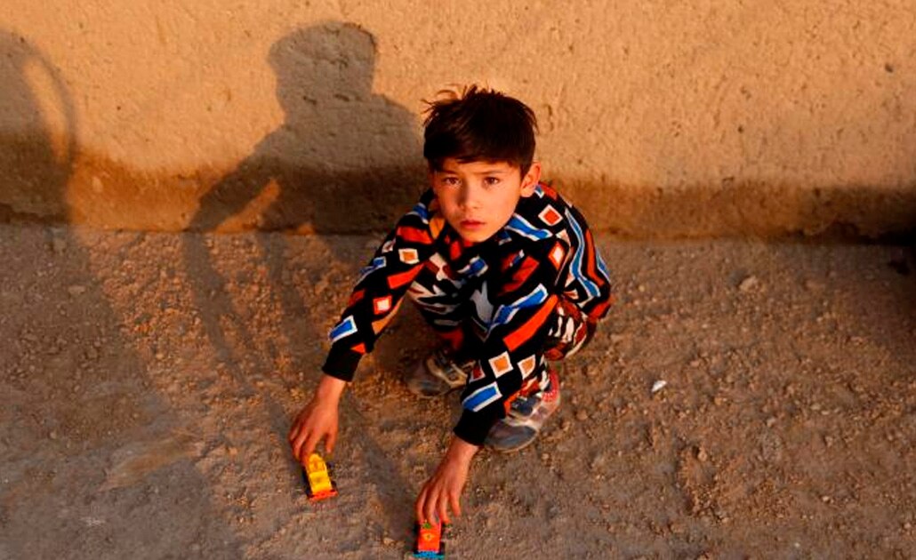 Por guerra, niño famoso por su camiseta de Messi huye de Afganistán